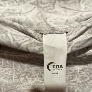 Zyia Active Gray Patterned Leggings​​​​